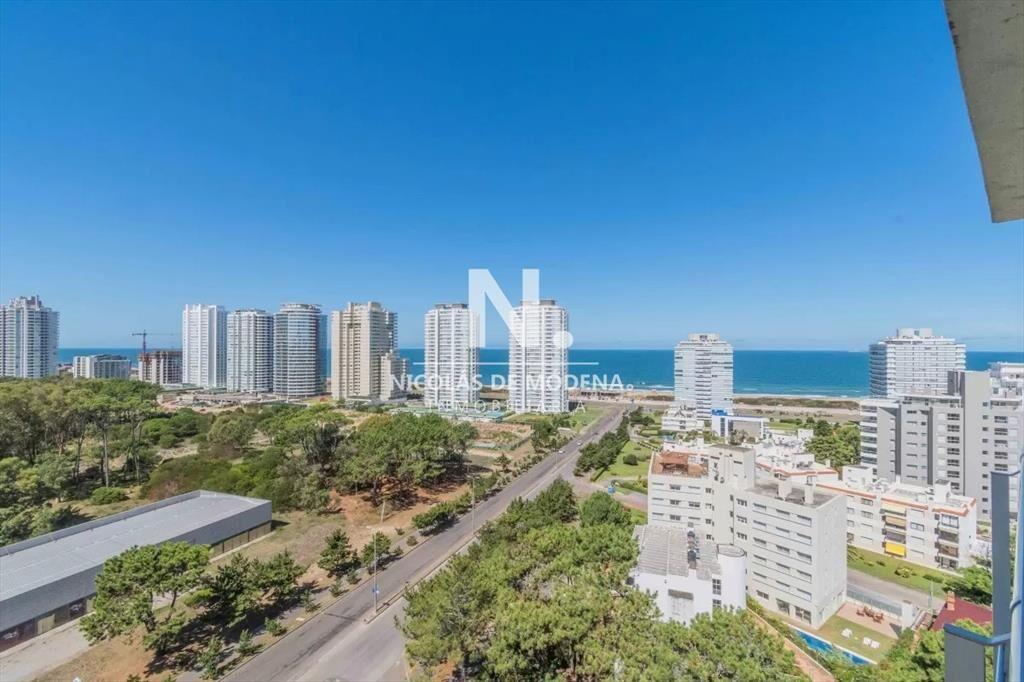 Vistas excepcionales en impecable departamento en