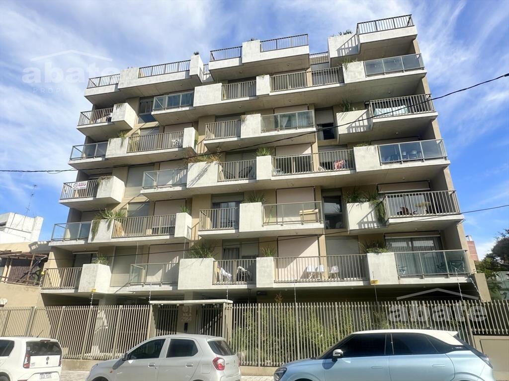 Monoambiente en venta con terraza al frente. Ideal inversió