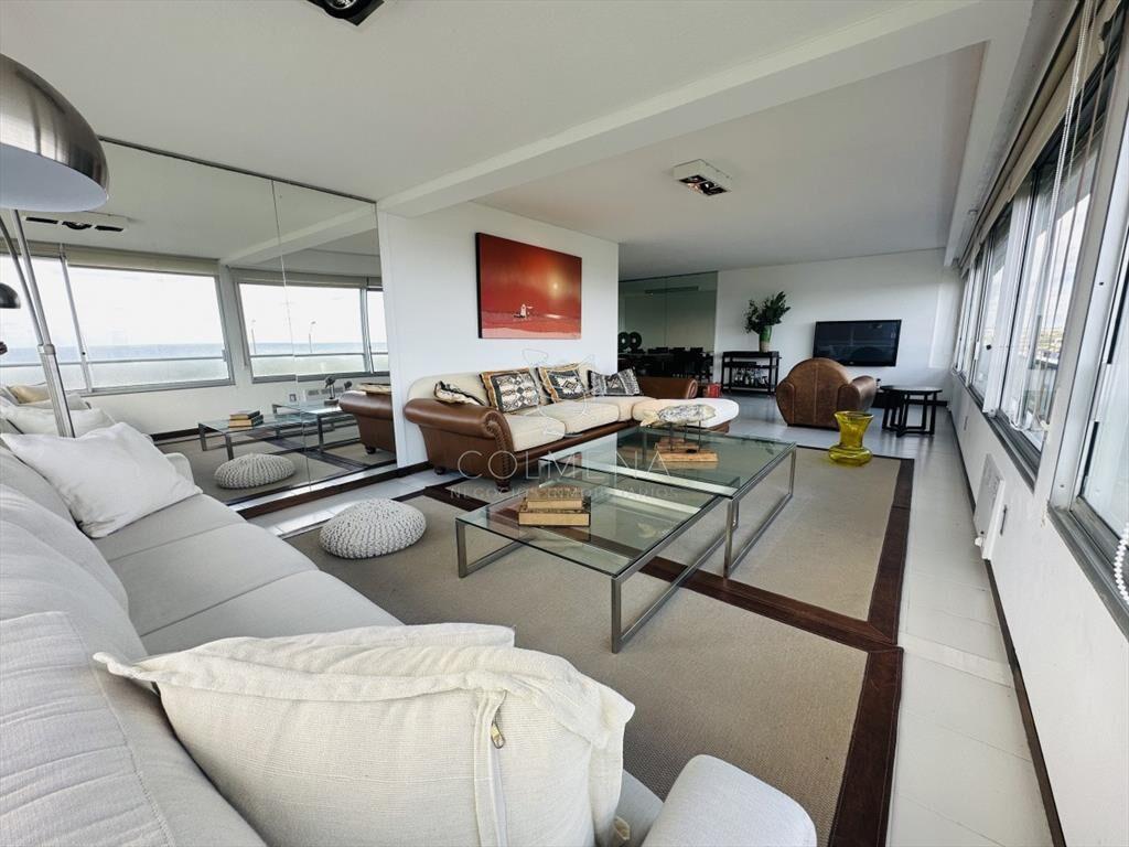 Apartamento de 3 dormitorios y dependencia de en