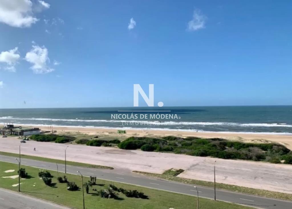 Venta de apartamento en torre Tiburón, tres más