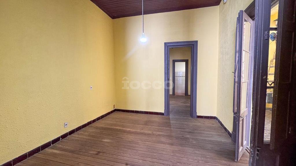 Venta con Renta de Local Comercial y 2 Apartamentos en Ciud