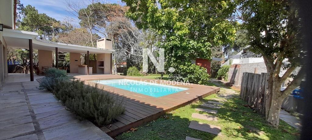 Casa en venta en Playa Mansa  con piscina