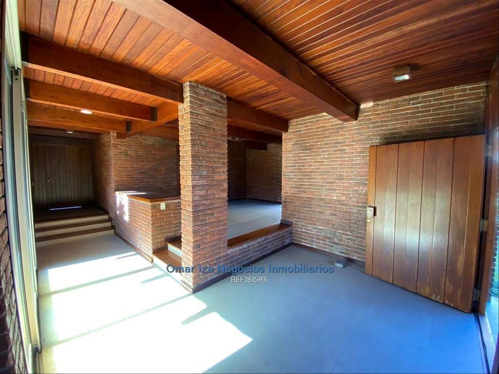 Venta gran casa en Carrasco 4 dormitorios fondo con piscina