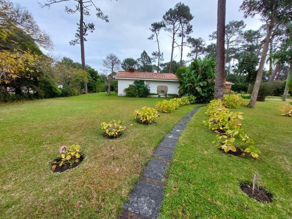 Amplia casa con 3052 m2 de parque