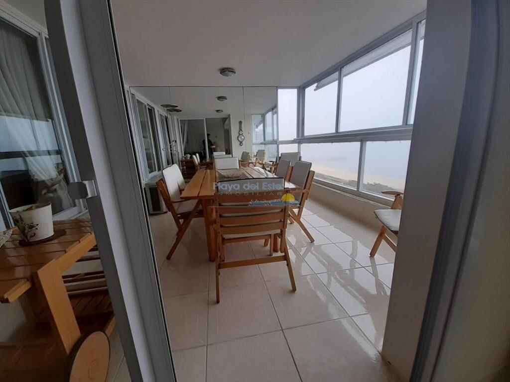 Beverly Tower, piso alto.