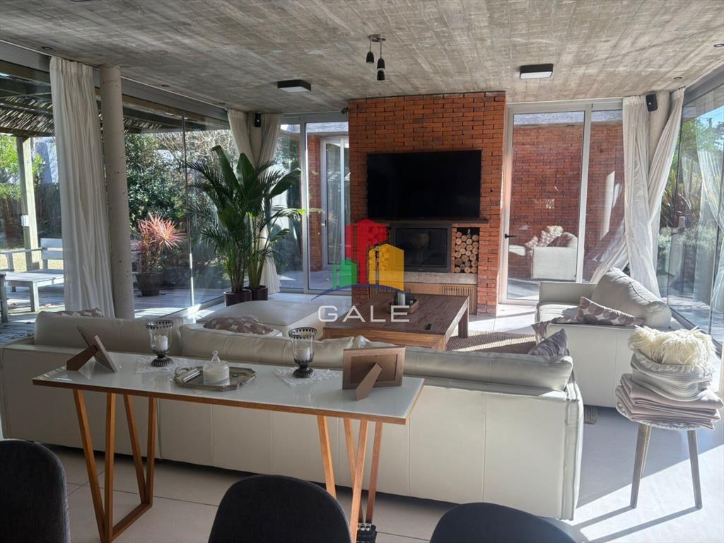 Casa en venta de 3 dormitorios en Punta del Este.