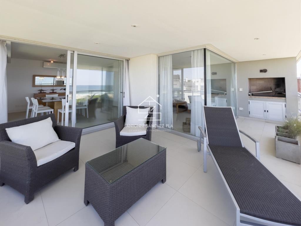 Apartamento ubicado frente al mar. 3 dorm + dependencia