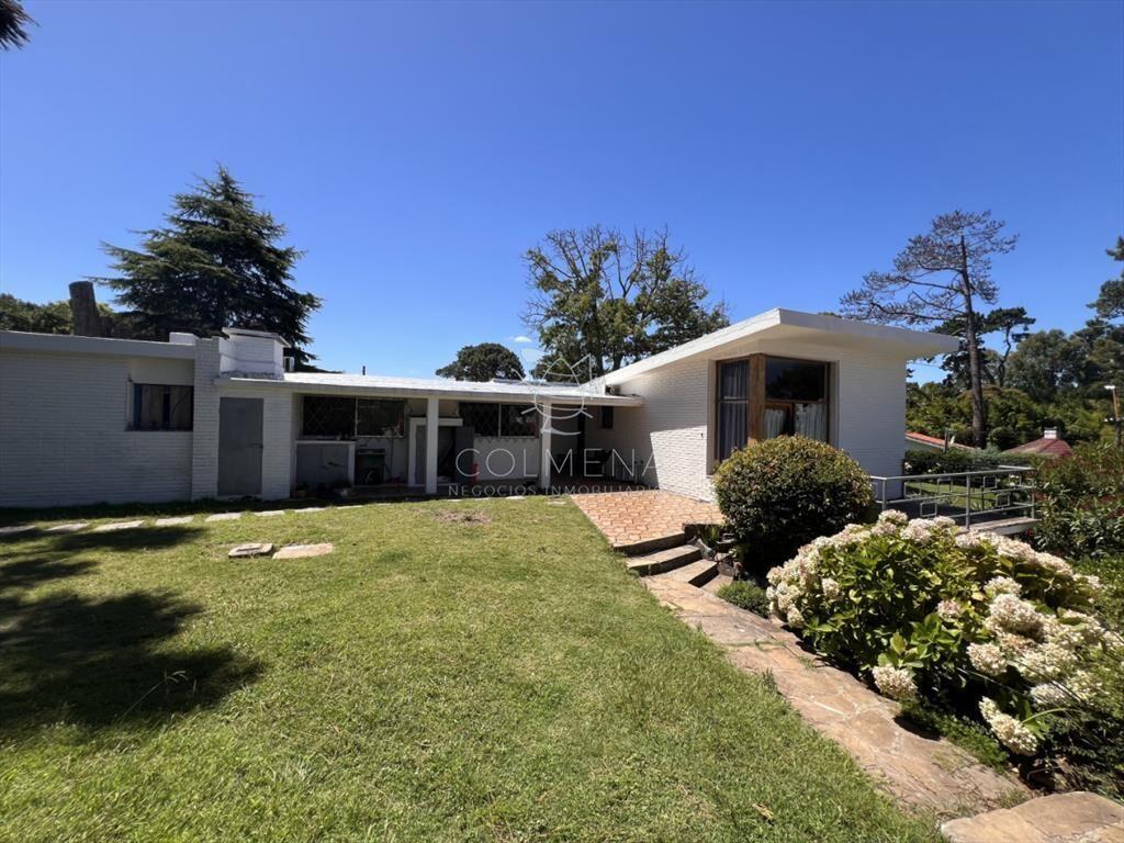 Amplia casa en Cantegril, Punta del Este. 509m2 y