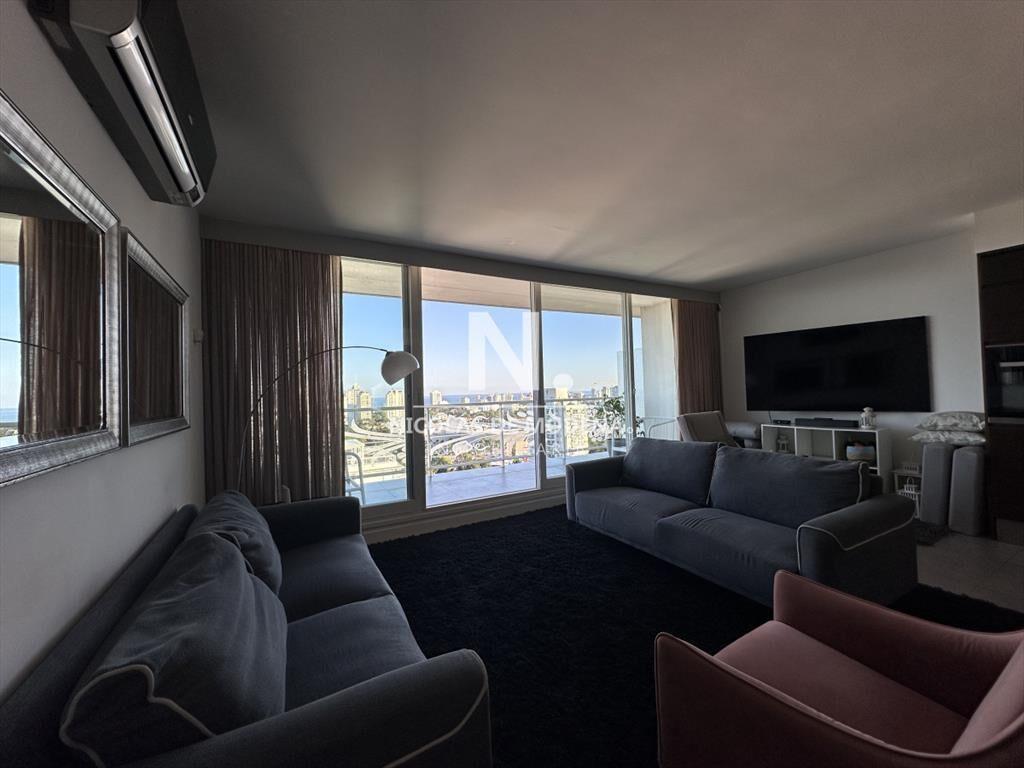 Vende apartamento unificado en Torre Yoo, Punta