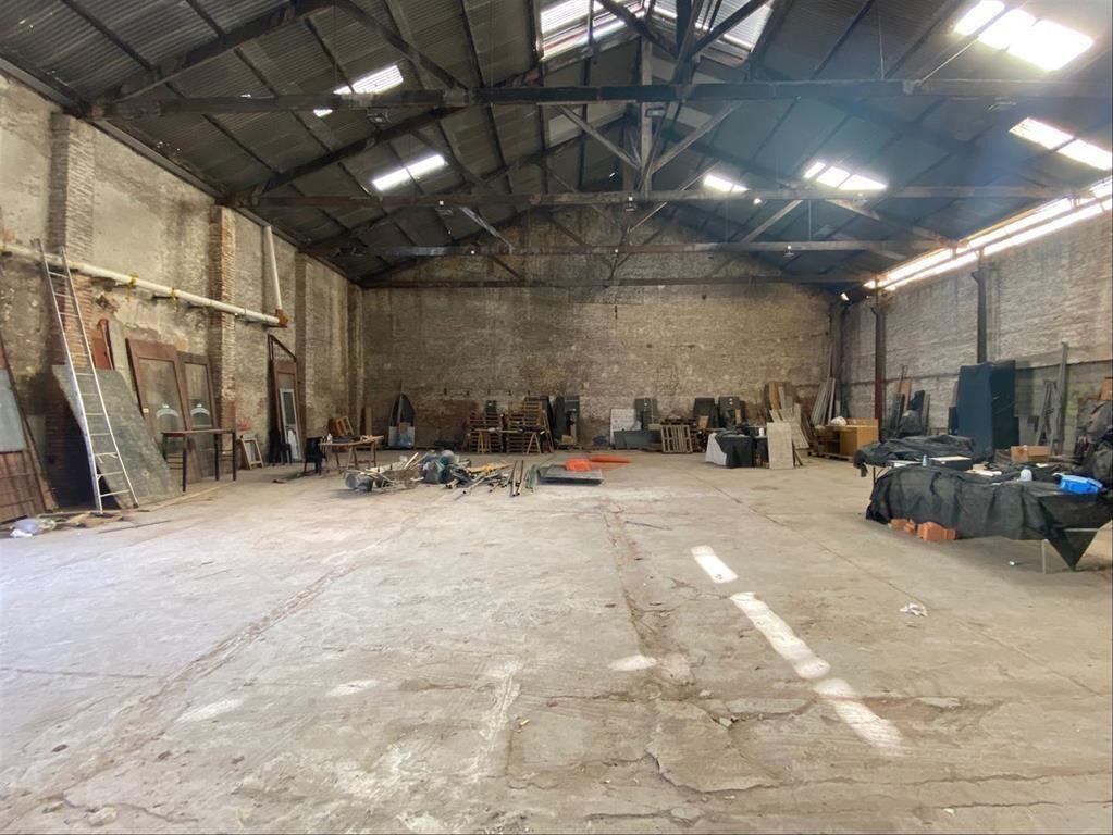 Excelente ubicación: predio de 880 m2 y (adicional) galpón.
