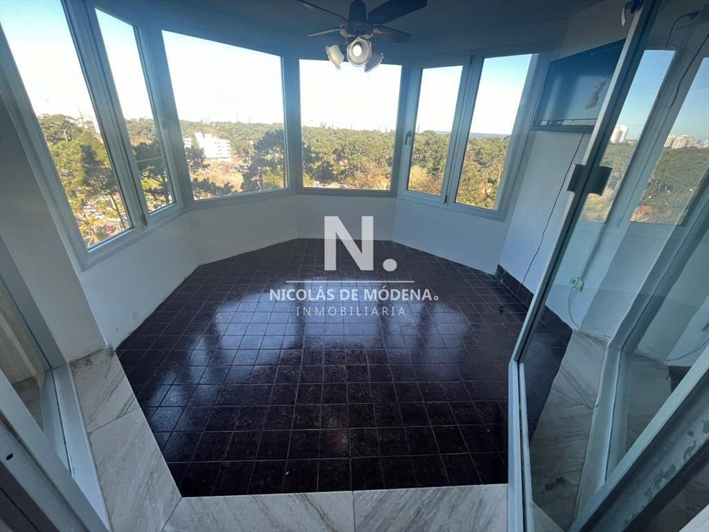 Apartamento en Venta de 3 dormitorios en Av. ,