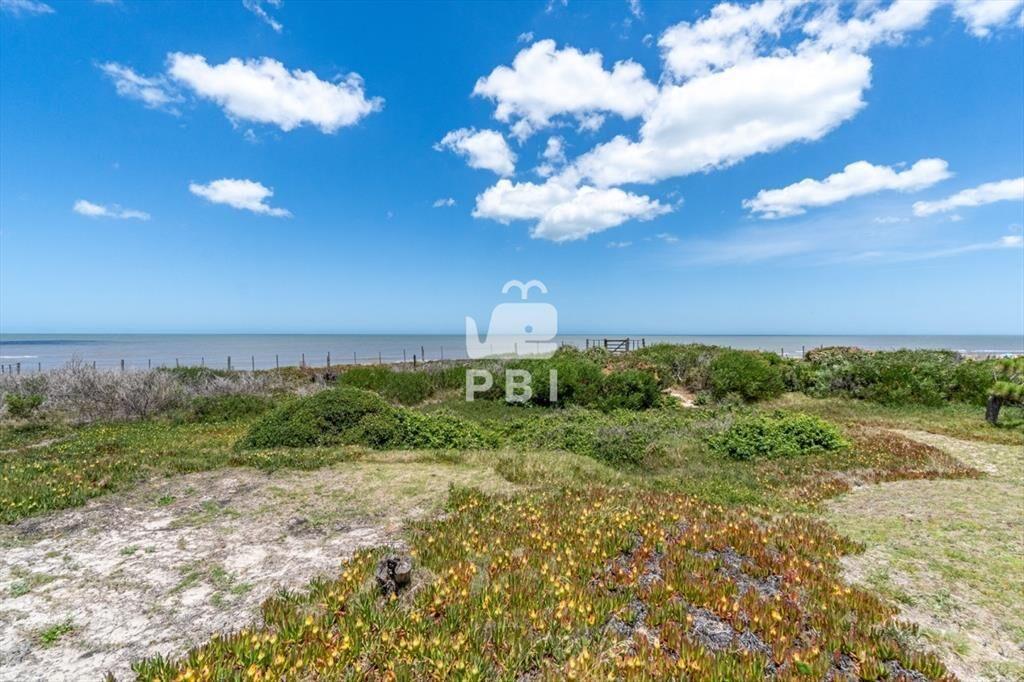 Casa en primera lÃ­nea al mar - Ref : PBI3194