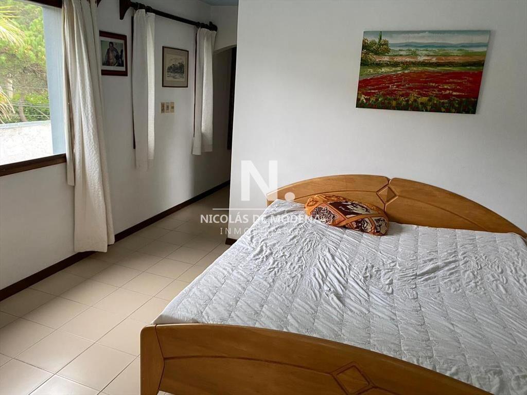 Vende impecable casa de 4 dormitorios en Brava