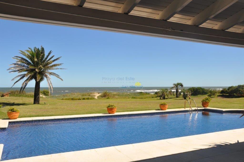 Hermosa casa en primra linea del mar, playa en -