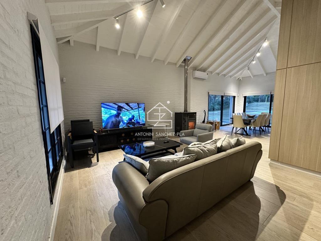 Vende casa de 3 dormitorios con fondo al Club de