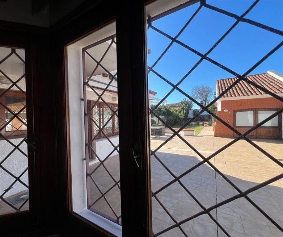 VENTA CASA CARRASCO 4 DORM, SERV BARB Y PISCINA