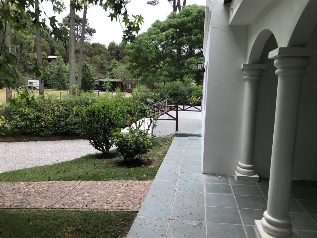 AGRADABLE  CASA EN ZONA MUY TRANQUILA Y ARBOLADA