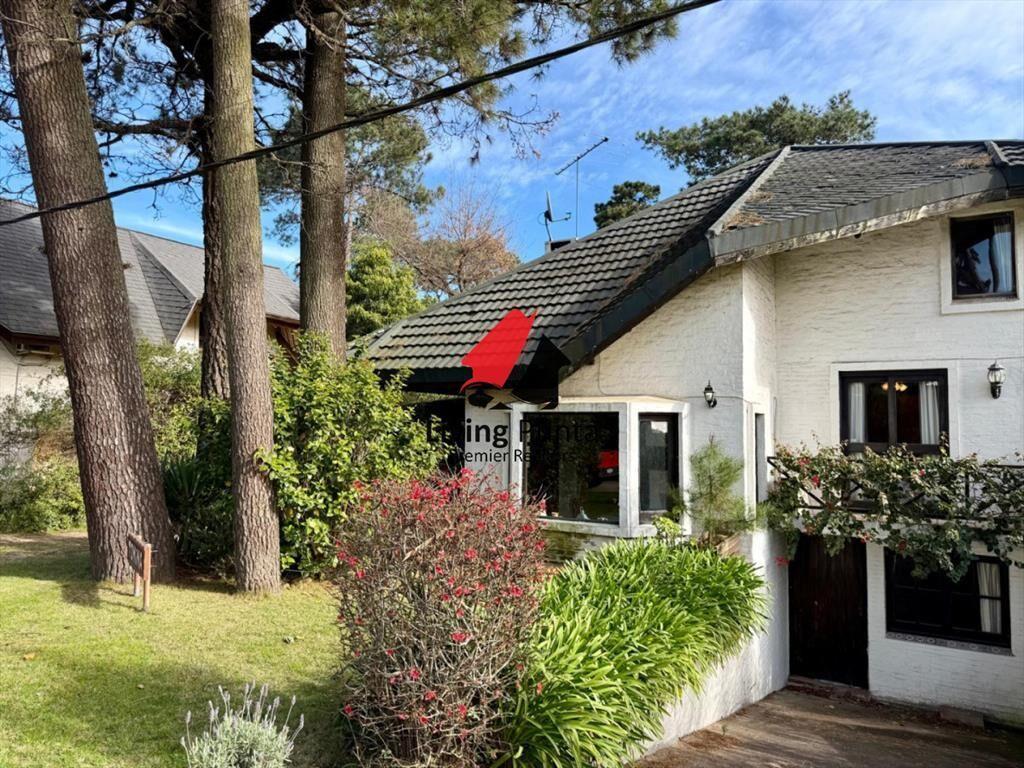 Hermosa casa en venta con piscina en punta del