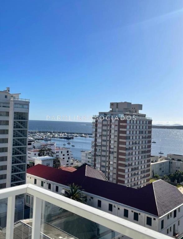 Vende apartamento de 2 dormitorios en Punta del