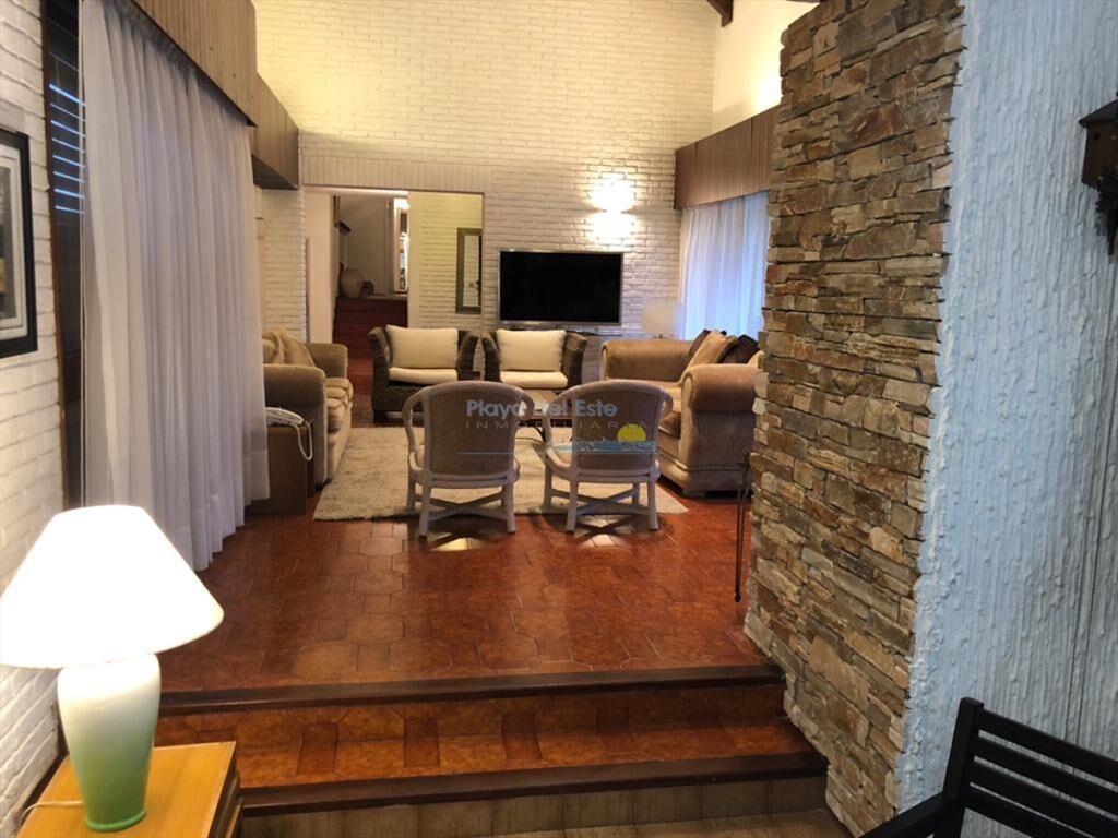 Excelente Casa de 7 Dormitorios, Piscina, y en