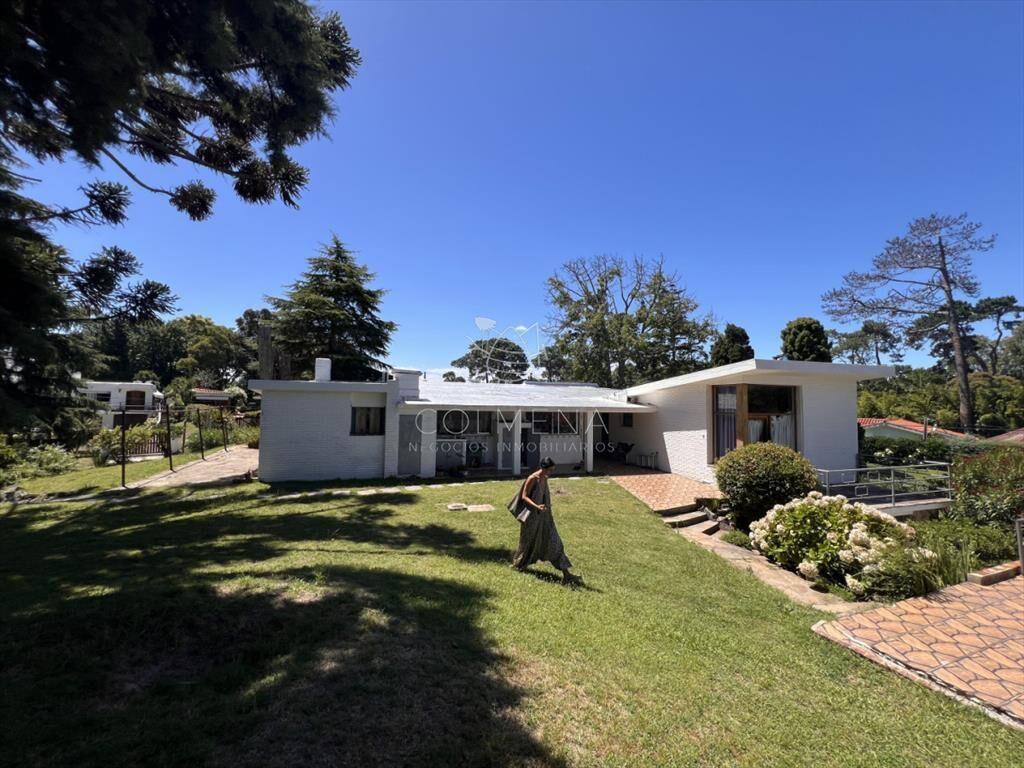 Amplia casa en Cantegril, Punta del Este. 509m2 y
