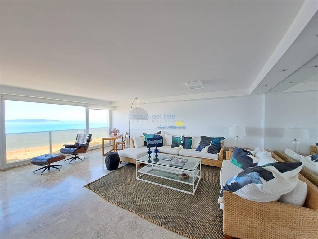 Departamento en venta con amplios ambientes, en