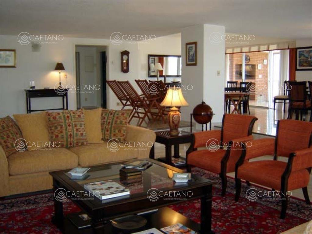 Venta apartamento 3 dormitorios más dependencia.
