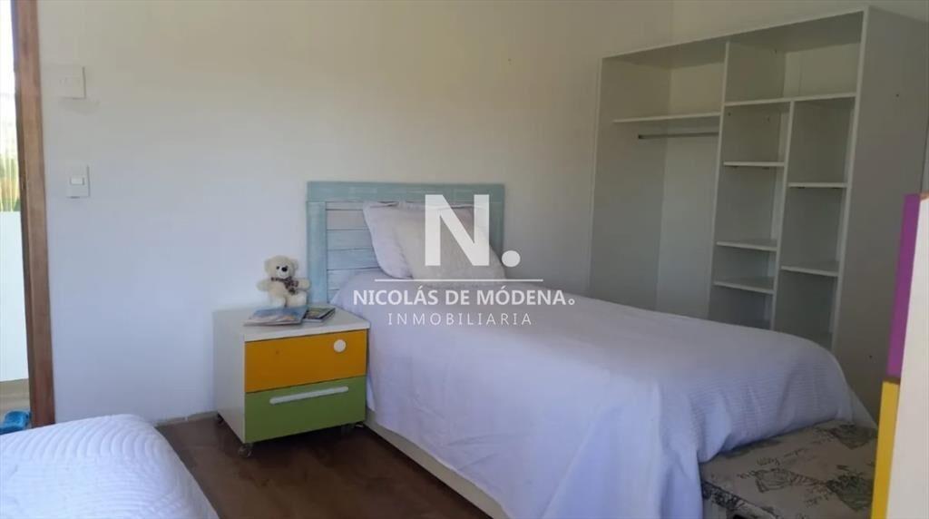 Vende chacra de 4 dormitorios en Barrio privado