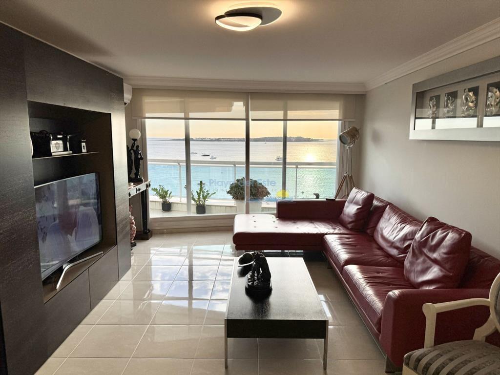 VENTA En primera línea frente al mar en playa 2
