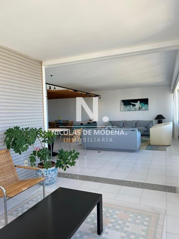 Apartamento de 3 dormitorios en playa brava al