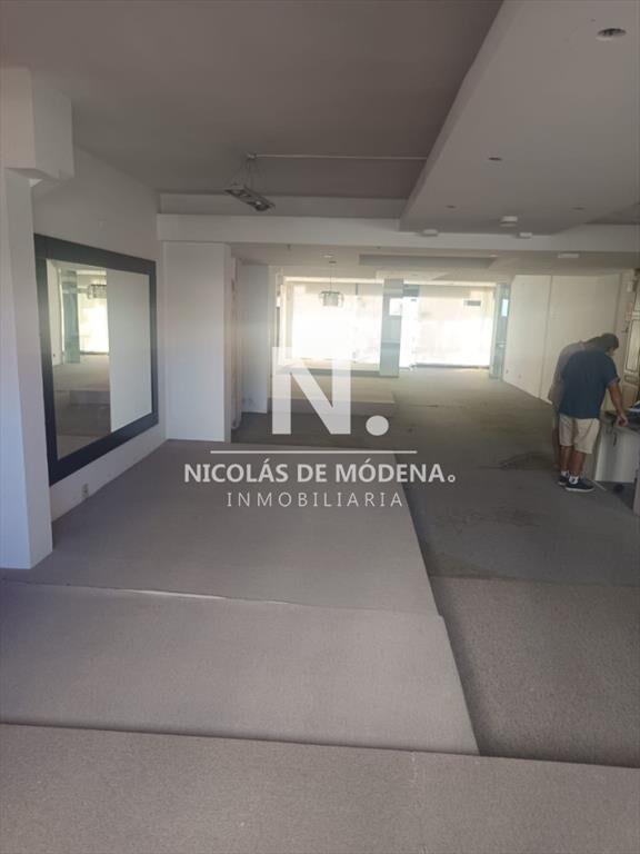 En venta local en Av Italia en Edificio