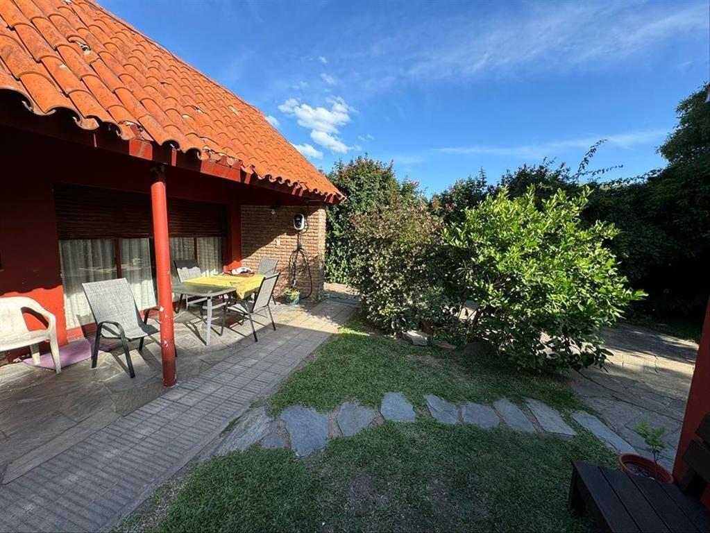 CASA DE 3 DORMITORIOS Y 3 BAÑOS MACARI VENDE