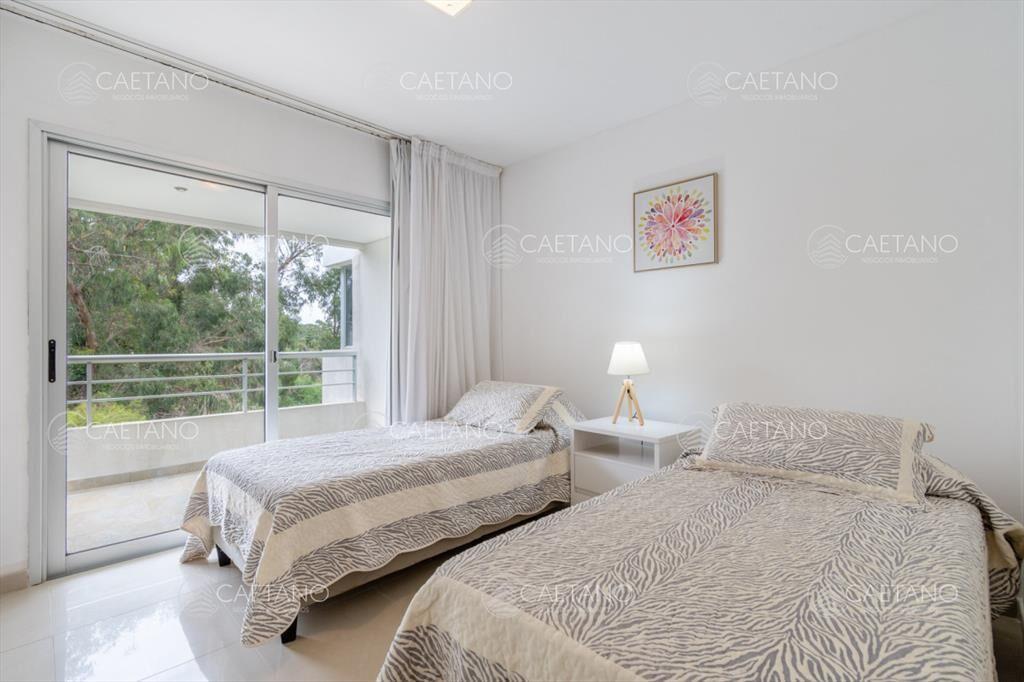 Muy buen apartamento de Tres dormitorios y Azotea con Parri