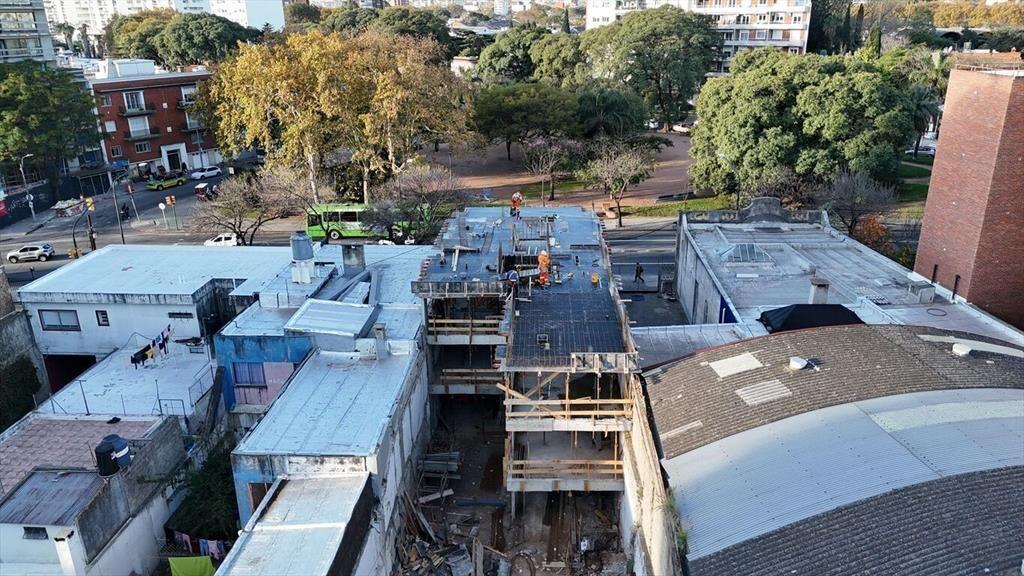 Edificio Terios, Agraciada frente Plaza Suarez. Parrilleros