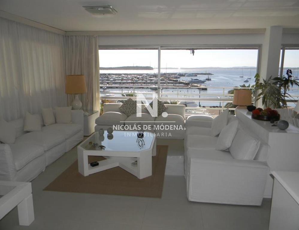 Apartamento en venta con vista al puerto !