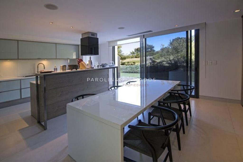 Casa de 4 dormitorios en venta en Manantiales,