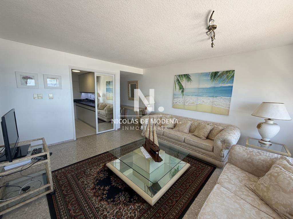 Vende apartamento en Peninsula Punta del Este de 3 dormitor