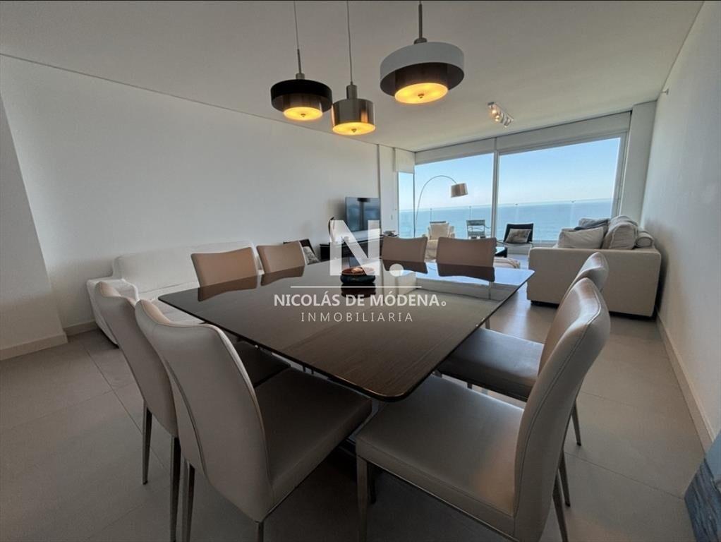 Vende apartamento de 3 dormitorios con vista al mar en Brav