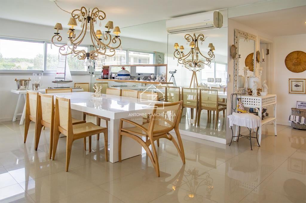 Vende espectacular apartamento en Brava de 3 dormitorios.