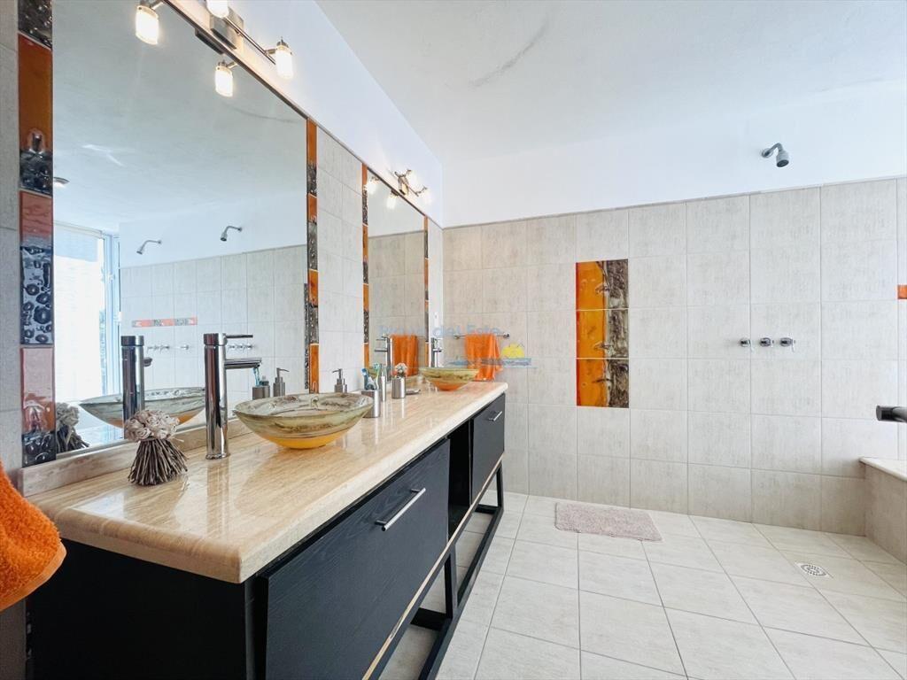 Muy Buena Casa de 5 Dormitorios y Piscina en del