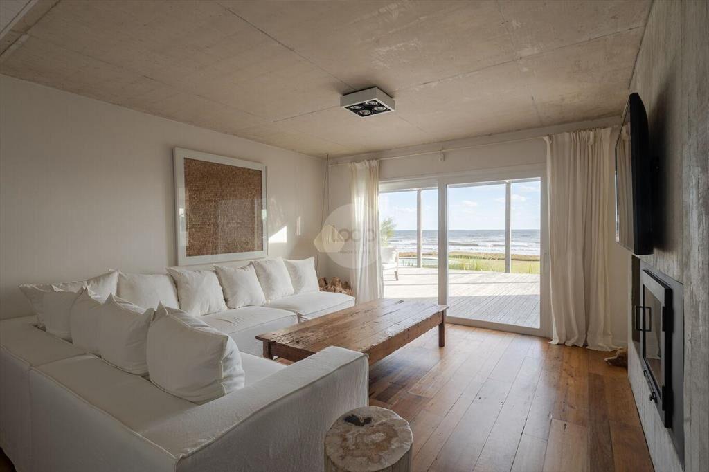 ESPECTACULAR CASA SOBRE EL MAR