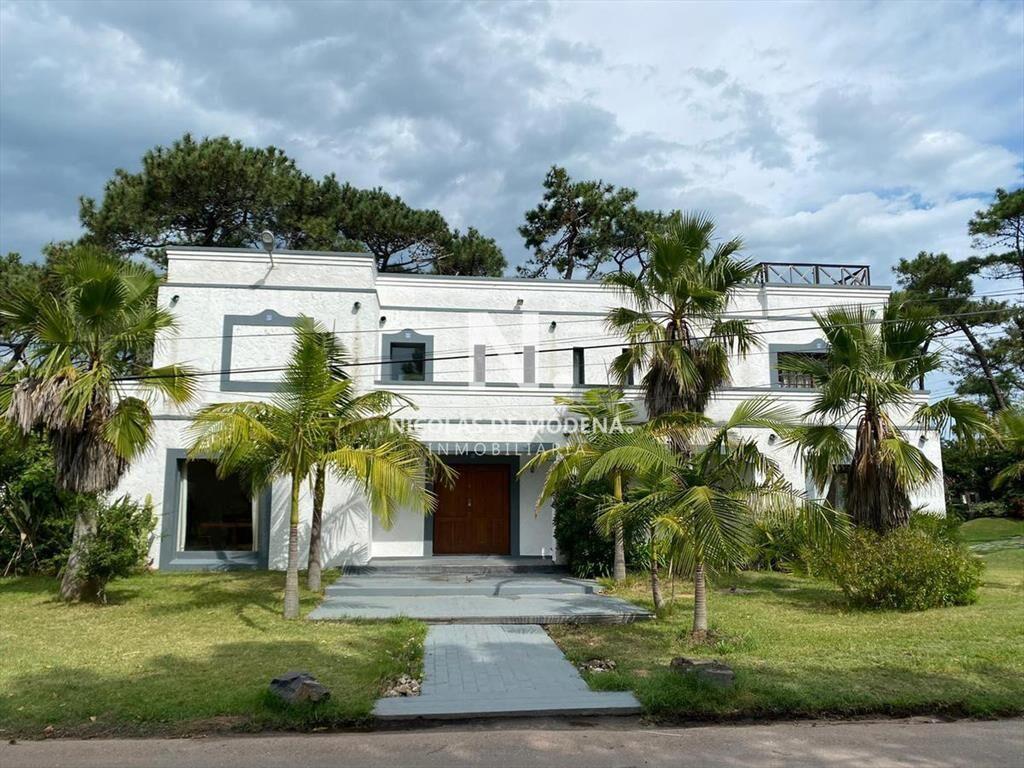 Vende impecable casa de 4 dormitorios en Brava