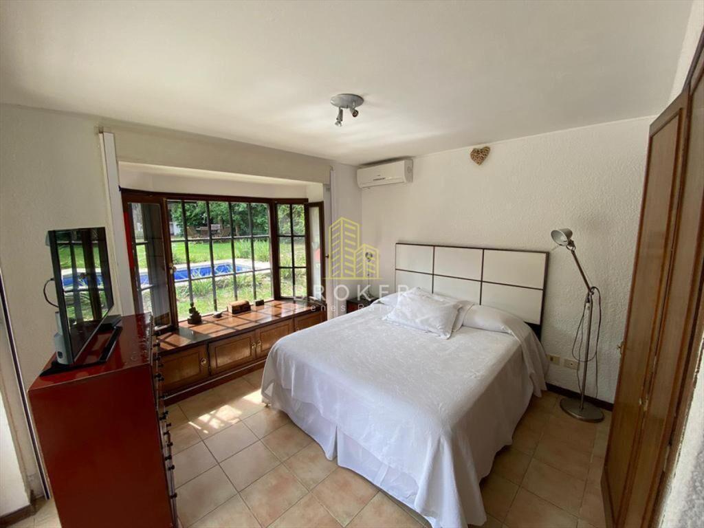 Amplia casa con piscina y hermoso jardÃn en