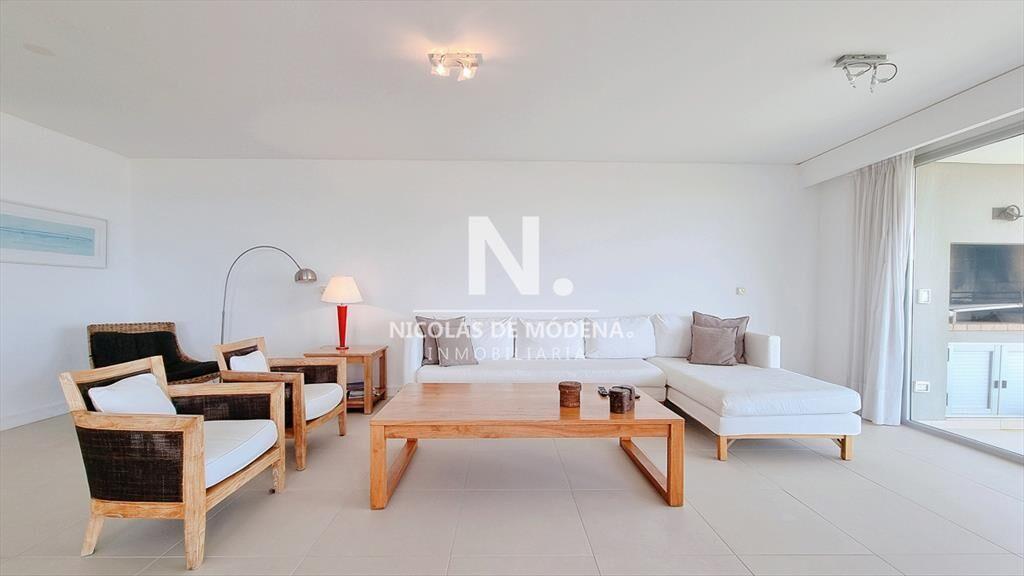 Apartamento esquinero en primera linea de la 4