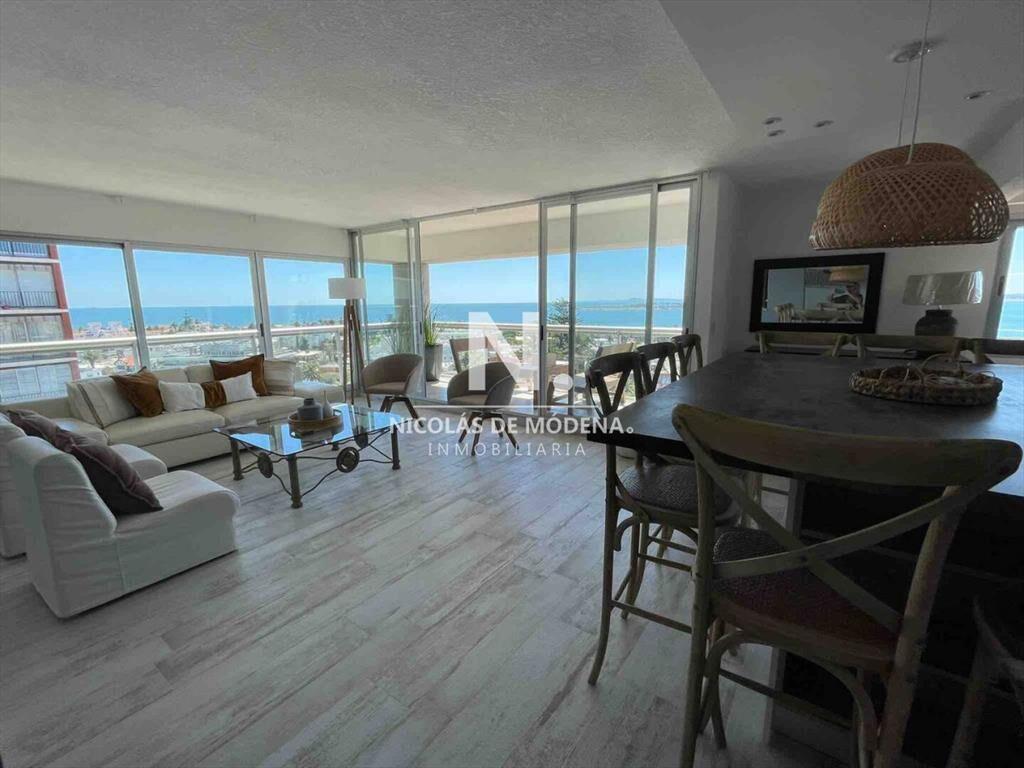 Apartamento de tres dormitorios en alquiler, del