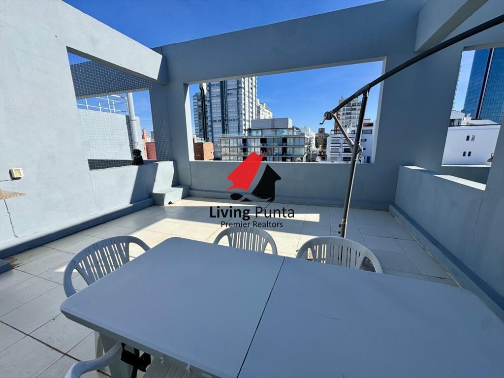 Apartamento en venta en peninsula con parrillero