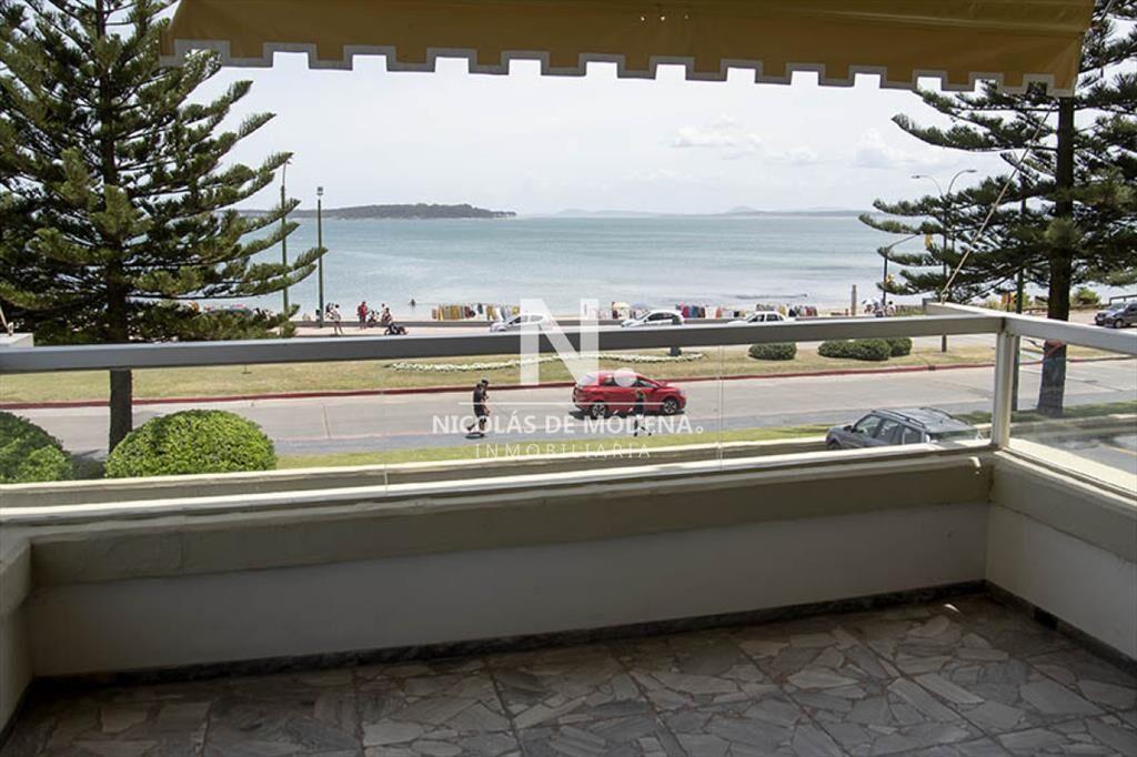 Departamento en primera línea de playa Mansa,