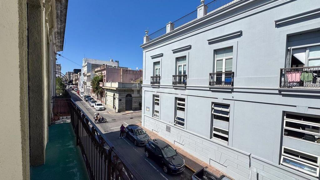 Venta con Renta de Local Comercial y 2 Apartamentos en Ciud