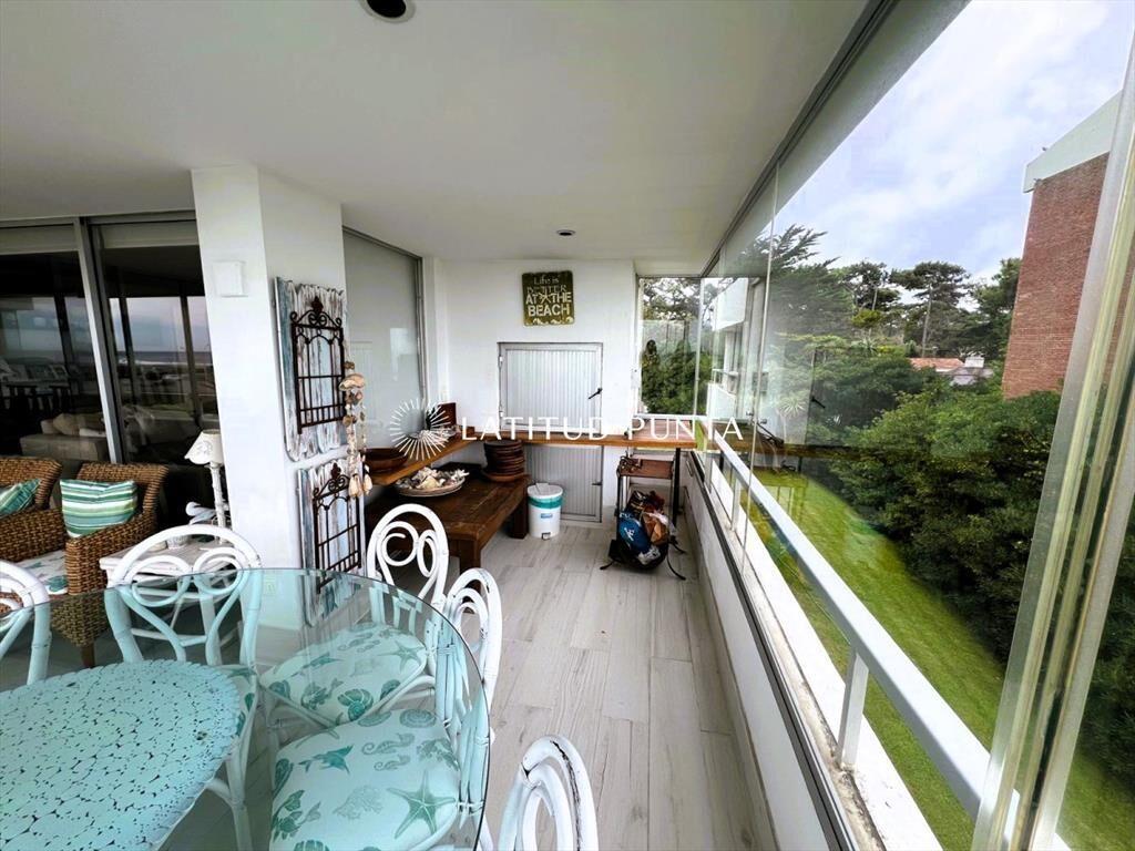 Apartamento en Brava, 3 suites más dependencia