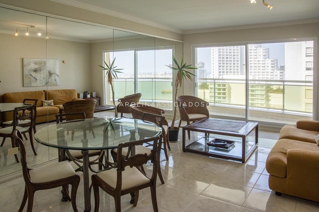 Apartamento de 3 dormitorios en venta frente a Playa Mansa,
